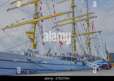 Balikpapan, Indonesien - 24. Oktober 2024. Indonesische Marinebarke KRI Bima Suci (945) in Balikpapan angedockt Stockfoto