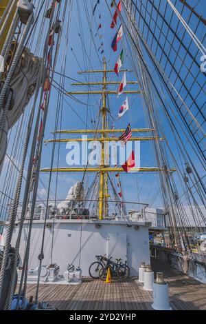 Balikpapan, Indonesien - 24. Oktober 2024. Der hochragende Mast von KRI Bima Suci. Stockfoto