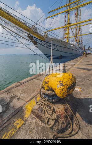 Balikpapan, Indonesien - 24. Oktober 2024. Ein majestätisches indonesisches Großschiff, die KRI Bima Suci, liegt an einem Hafen an. Das Schiff ist an ein gelbes Moor gebunden Stockfoto