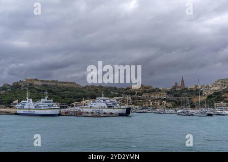 Mgarr, Malta, 18. Dezember 2023: Blick auf den Hafen und Hafen von Mgarr auf der Gozo-Insel in Malta, Europa Stockfoto