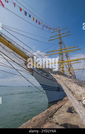 Balikpapan, Indonesien - 24. Oktober 2024. Die KRI Bima Suci liegt im Hafen von Semayang, die berühmte Statue von Bima steht stolz am bo des Schiffes Stockfoto