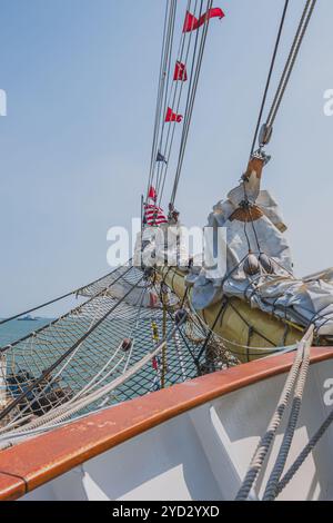 Balikpapan, Indonesien - 24. Oktober 2024. Ein Blick vom Deck von KRI Bima Suci mit den komplizierten Takelagen, Seilen und Segeln. Stockfoto