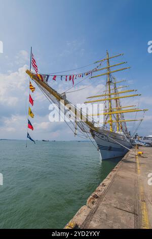 Balikpapan, Indonesien - 24. Oktober 2024. Das indonesische Schiff KRI Bima Suci ist mittags im Hafen von Semayang in Balikpapan angedockt Stockfoto