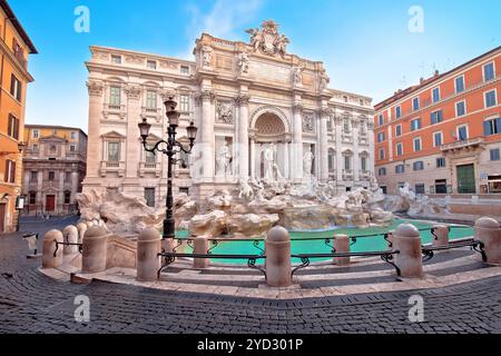 Leere Straßen Roms. Majestätischer Trevi-Brunnen mit Blick auf die Straße von Rom Stockfoto