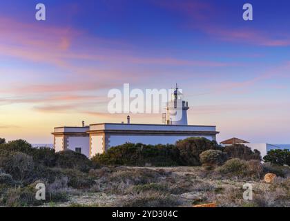 Landschaftsblick auf den Leuchtturm Cap Blanc im Süden Mallorcas bei Sonnenaufgang Stockfoto