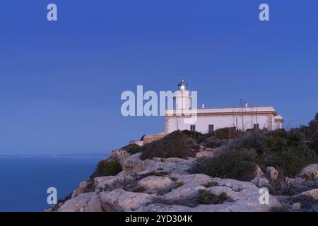 Landschaftsblick auf den Leuchtturm Cap Blanc im Süden Mallorcas bei Sonnenaufgang Stockfoto