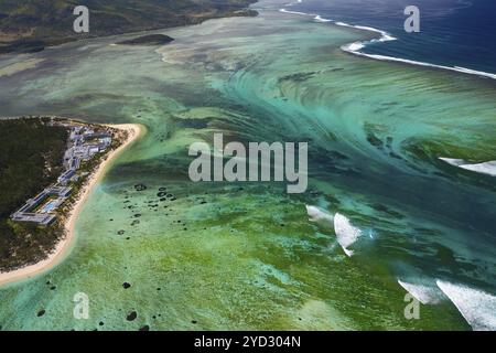 Unterwasser-Wasserfall, optische Illusion, Naturphänomen, Luftaufnahme, Riff, Korallenriff, Fransenriff, Le Morne Brabant, Südküste, Indischer Ozean Stockfoto