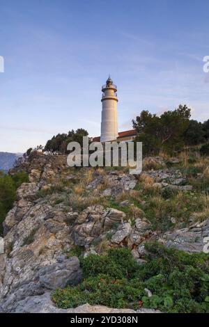 Blick auf den Leuchtturm Cap Gros im Norden Mallorcas bei Sonnenuntergang Stockfoto