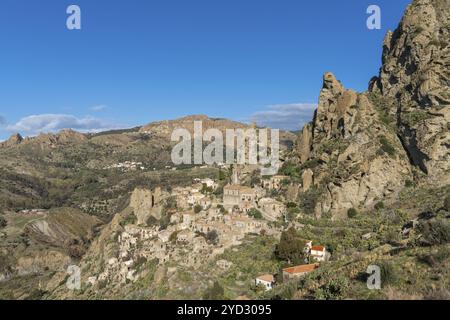 Pentedattilo, Italien, 16. Dezember 2023: Blick auf die Geisterstadt Pentedattilo Aspromonte in Kalabrien, Europa Stockfoto