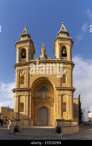 Marsaxlokk, Malta, 22. Dezember 2023: Vertikale Ansicht der Kirche in der Innenstadt von Marsaxlokk, Europa Stockfoto