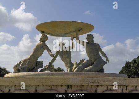 Valletta, Malta, 23. Dezember 2023: Blick auf den Triton-Brunnen in der Innenstadt von Valletta mit abgestelltem Wasser, um Wasser zu sparen und zu sparen, Europa Stockfoto