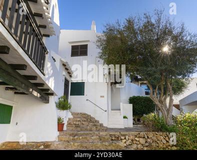 Binibeca Vell, Spanien, 24. Januar 2024: Typische weiß getünchte Gebäude im malerischen Dorf Binibeca Vell auf Menorca, Europa Stockfoto