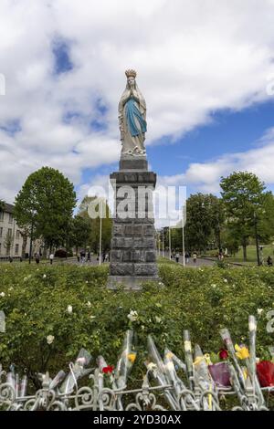 Lourdes, Frankreich, 17. April 2024: Blick auf die Statue der Muttergottes von Lourdes vor dem Heiligtum in Europa Stockfoto