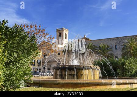 Ciutadella, Spanien, 26. Januar 2024: Stadtzentrum von Ciutadella mit einem Brunnen und dem Plaza Born Platz im Vordergrund, Europa Stockfoto