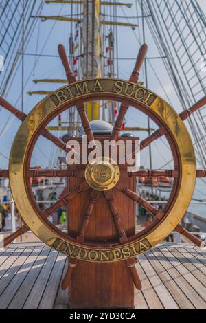 Balikpapan, Indonesien - 24. Oktober 2024. Eine Nahaufnahme des hölzernen Lenkrads eines Schiffes mit Messingfelge. Die Worte „BIMA SUCI“ und „INDONESIA“ Stockfoto