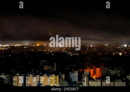 Beirut, Beirut, Libanon. Oktober 2024. An einem der Orte, die von israelischen Überfällen im südlichen Vorort Beiruts angegriffen wurden, wütet das Feuer, während der starke Rauch andauernder Streiks den Himmel der pro-iranischen Hisbollah-Festung bedeckt. (Kreditbild: © Marwan Naamani/ZUMA Press Wire) NUR REDAKTIONELLE VERWENDUNG! Nicht für kommerzielle ZWECKE! Stockfoto