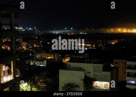 Beirut, Beirut, Libanon. Oktober 2024. Libanesen (L) stehen auf einem Balkon mit Blick auf den südlichen Vorort Beiruts, um israelische Überfälle auf die pro-iranische Hisbollah-Festung zu beobachten. (Kreditbild: © Marwan Naamani/ZUMA Press Wire) NUR REDAKTIONELLE VERWENDUNG! Nicht für kommerzielle ZWECKE! Stockfoto