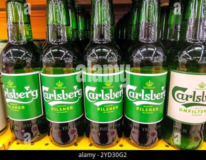 Samara, Russland - 18. März 2020: Carlsberg alkoholisches Bier, das im Supermarkt im Regal verkauft wird. Verschiedene alkoholische Getränke und Spirituosen dr Stockfoto