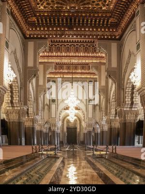 Casablanca, Marokko, 29. März 2024: Innenansicht des Mittelschiffs der Hassan II Moschee in der Innenstadt von Casablanca, Afrika Stockfoto