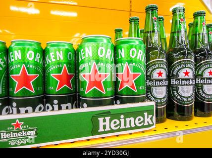 Samara, Russland - 18. März 2020: Heineken Alkoholisches Bier, das im Supermarkt im Regal steht. Verschiedene alkoholische Getränke und Spirituosen dri Stockfoto