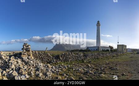 San Vito lo Capo, Italien, 4. Januar 2024: Panoramablick auf den Leuchtturm von Capo San Vito mit Monte Monaco im Nordwesten Siziliens, Europa Stockfoto