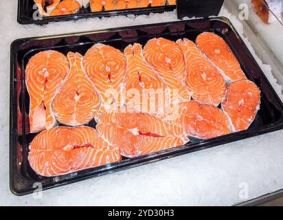 Steaks mit frischem Lachs auf der Theke Stockfoto