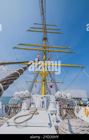 Balikpapan, Indonesien - 24. Oktober 2024. Der ndonesische Naval Barque KRI Bima Sucis hoch aufragender Mast in einen klaren blauen Himmel. Stockfoto