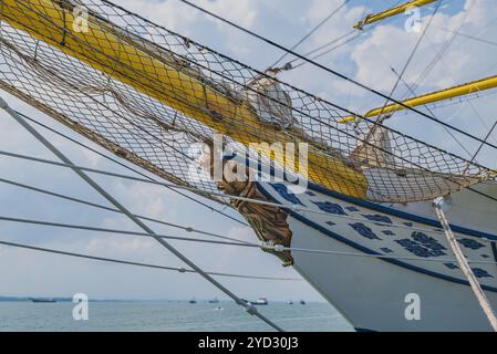 Balikpapan, Indonesien - 24. Oktober 2024. Die Statue von Bima, einem legendären Krieger aus dem Mahabharata-Epos, ziert den Bogen des KRI Bima Suci. A Stockfoto