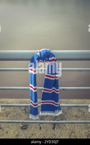 GLASGOW, GROSSBRITANNIEN? Am 11. MÄRZ, Ein Rangers Football Club Schal an Einem Geländer gebunden an Einem Spieltag Stockfoto