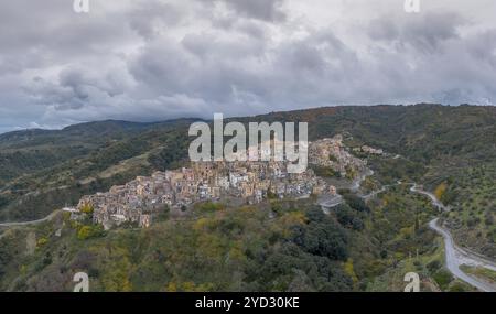 Badolato, Italien, 15. Dezember 2023: Drohnenperspektive auf das malerische Bergdorf Badolato in Kalabrien, Europa Stockfoto