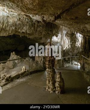 Porto Cristo, Spanien, 23. Januar 2024: Stalagmite am Eingang des Cuevas del Drach im Osten Mallorcas, Europa Stockfoto