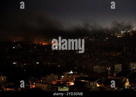 Beirut, Beirut, Libanon. Oktober 2024. An einem der Orte, die von israelischen Überfällen im südlichen Vorort Beiruts angegriffen wurden, wütet das Feuer, während der starke Rauch andauernder Streiks den Himmel der pro-iranischen Hisbollah-Festung bedeckt. (Kreditbild: © Marwan Naamani/ZUMA Press Wire) NUR REDAKTIONELLE VERWENDUNG! Nicht für kommerzielle ZWECKE! Stockfoto