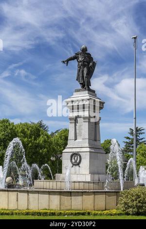 Leon, Spanien, 13. April 2024: Vertikale Ansicht der Statue und des Monuons von Guzman El Bueno in der Innenstadt von Leon, Europa Stockfoto