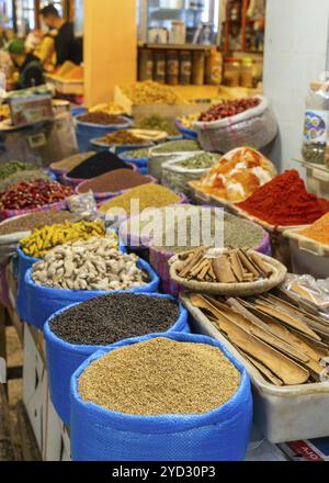 Meknes, Marokko, 5. März 2024: Marktstand mit getrockneten Gewürzen, Kräutern und Paprika im Indoor-Souk der Innenstadt von Mekens in Marokko, Afrika Stockfoto