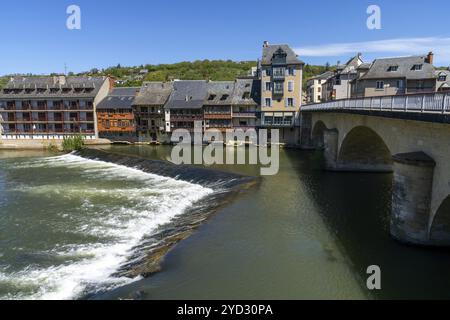 Espalion, Frankreich, 19. März 2024: Blick auf das idyllische Dorf Espalion im Departement Aveyron in Südmittelfrankreich, Europa Stockfoto