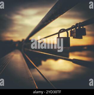 Ein Vorhängeschloss Liebe symbolisiert auf einer Brücke in Paris bei einem schönen Sonnenuntergang Stockfoto