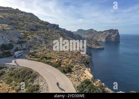 Pollenca, Spanien 30. Januar 2024: Radfahrer und Wohnmobil auf der kurvigen Bergstraße, die zum Cap de Formentor im Norden Mallorcas führt Stockfoto