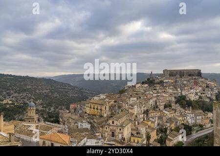 Ragusa, Italien, 27. Dezember 2023: Blick auf die historische Altstadt von Ibla Ragusa im Südosten Siziliens, Europa Stockfoto