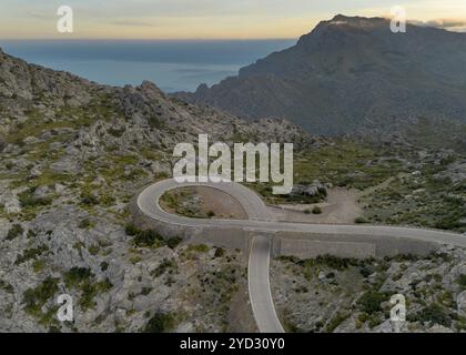 Ein Blick aus der Vogelperspektive auf die NUS de Sa Corbata Haarnadelkurve in der Serra Tramuntana von Mallorca in der Nähe des Coll de Reis Bergpasses Stockfoto