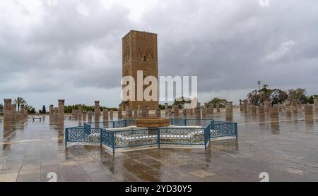 Rabat, Marokko, 30. März 2024: Panoramablick auf den Hassan-Turm und die Moschee-Ruinen in der Nähe des Grabes von Mohammed V. in der Innenstadt von Rabat, Afrika Stockfoto