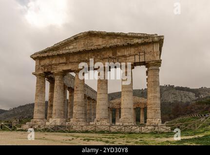 Calatafimi-Segesta, Italien, 4. Januar 2024: Blick auf den dorischen Tempel von Segesta unter einem bewölkten Himmel, Europa Stockfoto