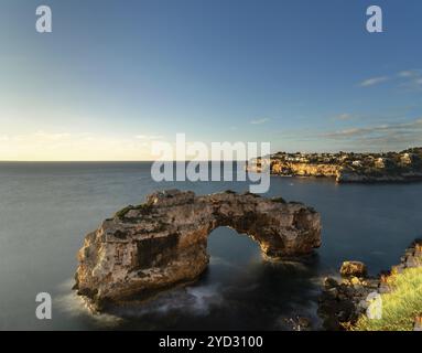 Eine Langzeitaufnahme des natürlichen Kalksteinbogens von es Pontas auf Mallorca Stockfoto