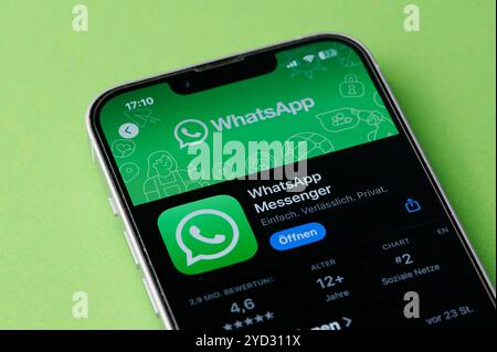 App-Symbol des WhatsApp Messenger auf einem deutschen Smartphone im App Store Stockfoto