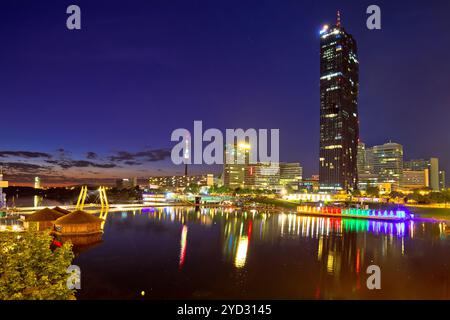 Wien Donaustadt Finanz- und Busviertel und Blick auf die Donau am Abend Stockfoto