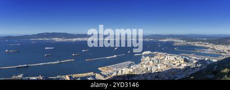 Gibraltar, Vereinigtes Königreich, 27. April 2024: Panoramablick auf Gibraltar und den Flughafen mit La Linea und der spanischen Grenze dahinter, Europa Stockfoto