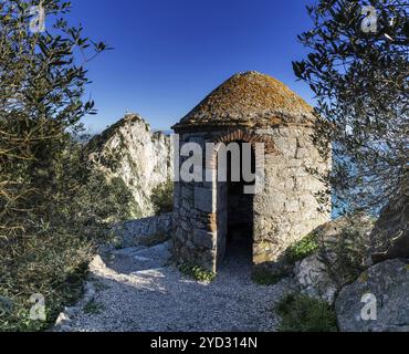 Gibraltar, Gibraltar, 27. April 2024: Nahaufnahme eines alten Wachhauses und Aussichtsposten auf dem Felsen von Gibraltar, Europa Stockfoto