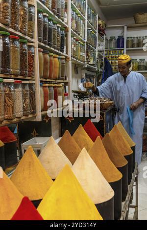 Marrakesch, Marokko, 24. März 2024: Ein Ladenbesitzer, der exotische Gewürze in seinem Laden im Souk in der Medina von Marrakesch, Afrika, zubereitete Stockfoto