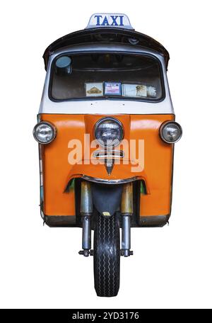 Die Vorderseite des Grunge Old orange Thailand Tuk-Tuk Taxi isoliert auf weißem Hintergrund Stockfoto