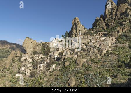 Pentedattilo, Italien, 16. Dezember 2023: Blick auf die Geisterstadt Pentedattilo Aspromonte in Kalabrien, Europa Stockfoto