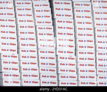 Ein Hintergrund mehrerer Fish Chips Take-away-Boxen in Einem britischen „Chippy“ Stockfoto